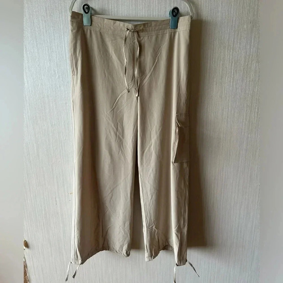 Old Navy High Waisted Cargo Pants Strehtech fit - Picture 3 of 9